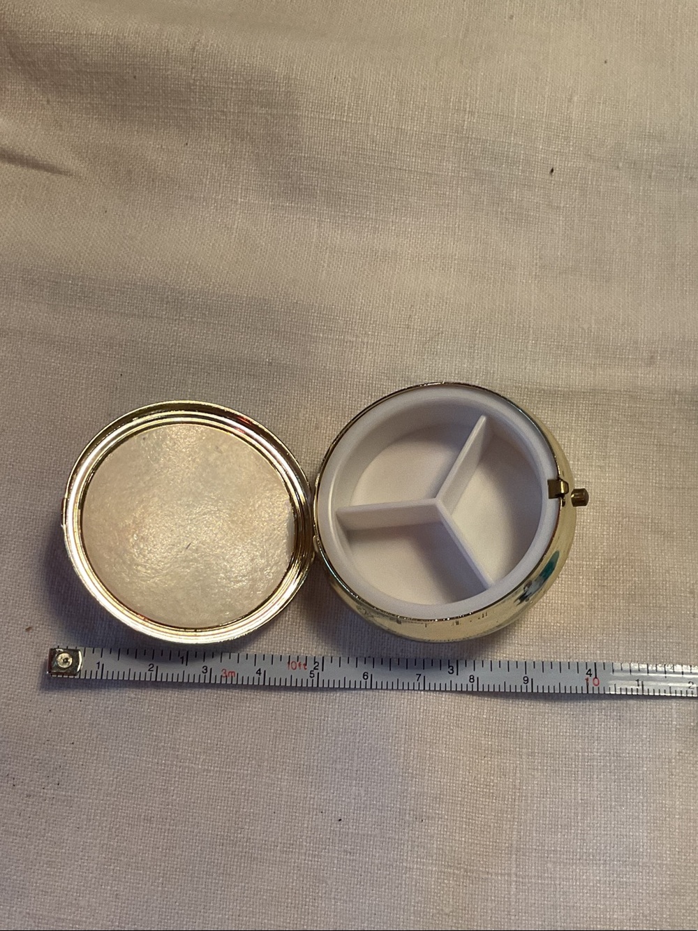 Round Compact Case/Pill Box - Picture 2 of 3